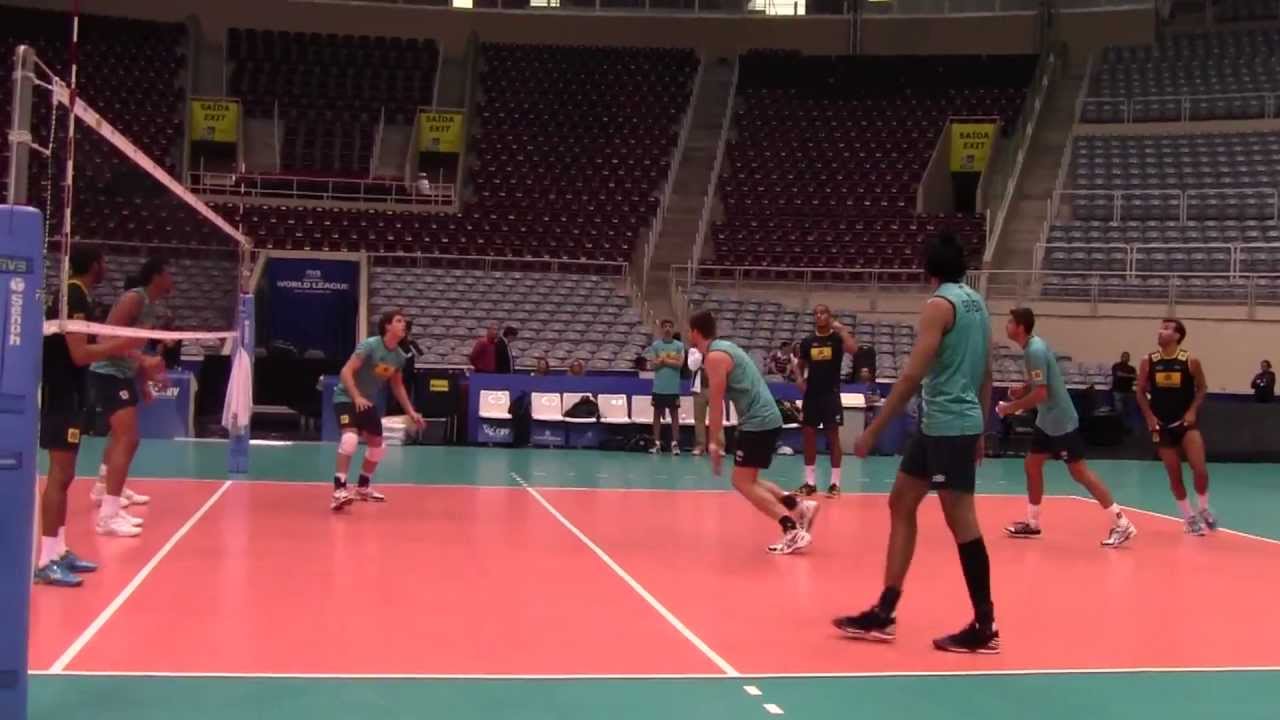 Seleção masculina soltando o braço no treino