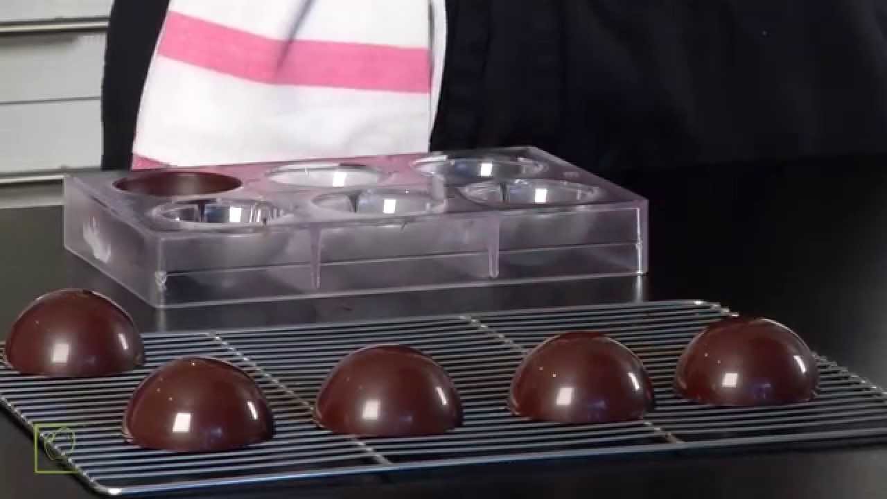 Sph&egrave;re en chocolat par le MOF Pierre Mirgalet