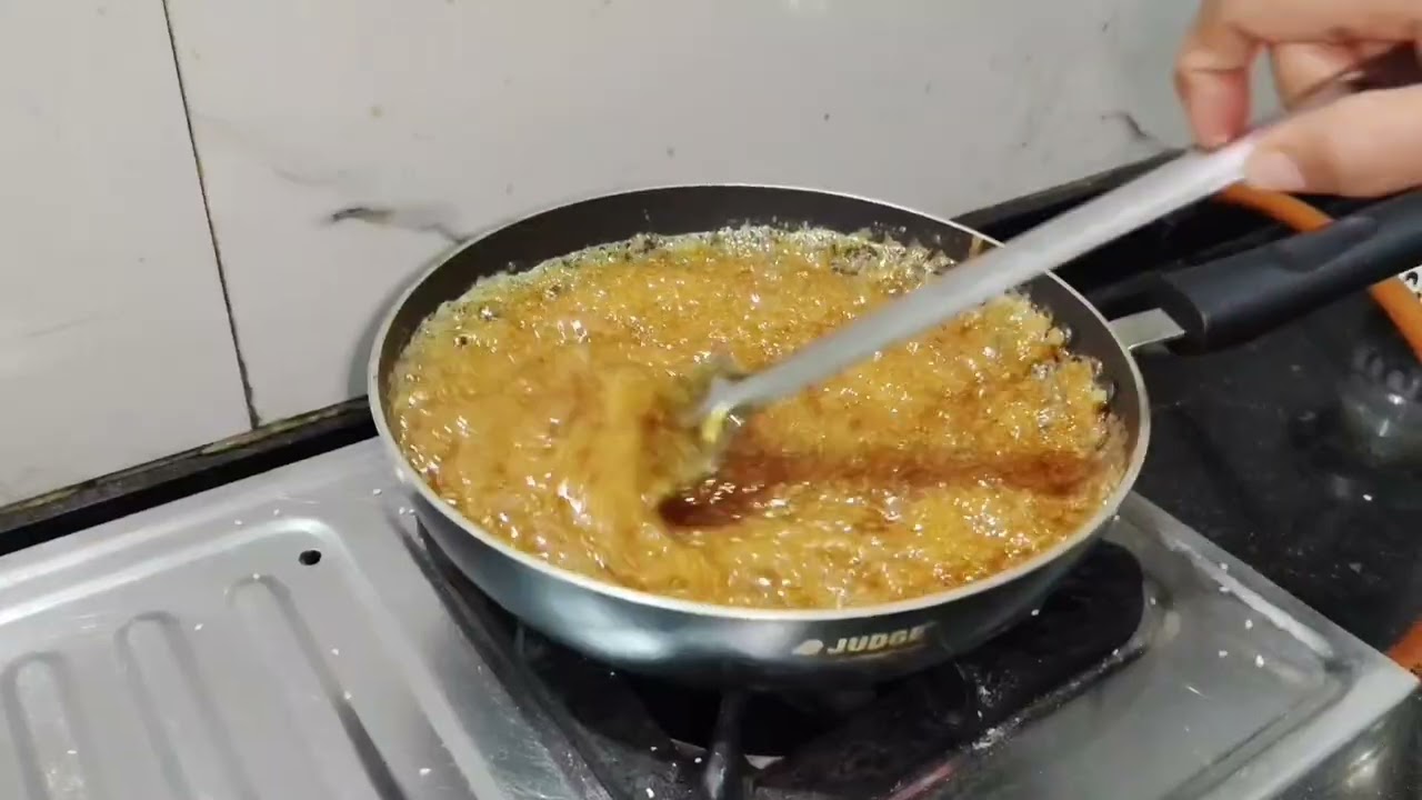Til Chikki ghar mein banaen तिल चिक्की जो खाने में बहुत स्वादिष्ट औरटेस्टी