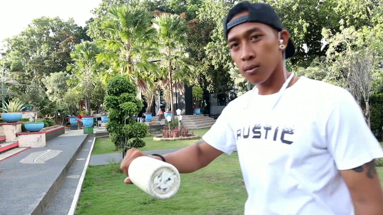 Bartender Basic 9 ( How To Flair  ) Juggling Bottle - Helicopter