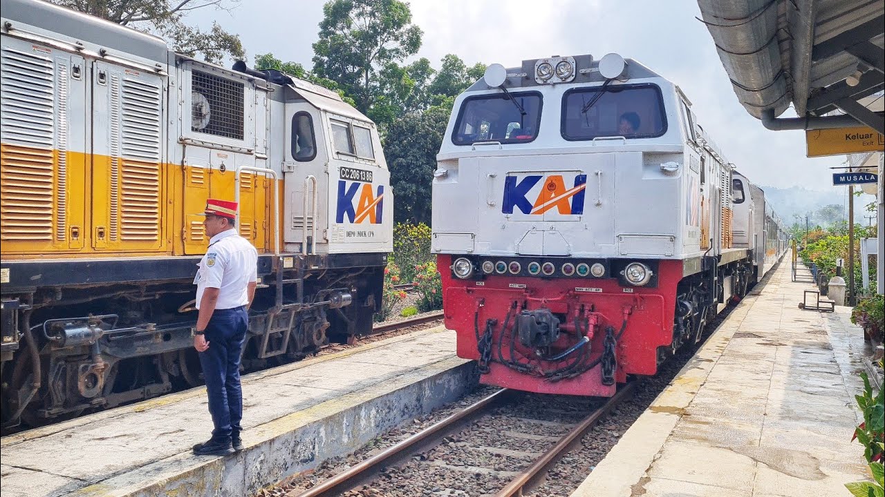 DUA KERETA DENGAN NAMA GUNUNG BESAR DI GARUT BERTEMU DI STASIUN MASWATI !