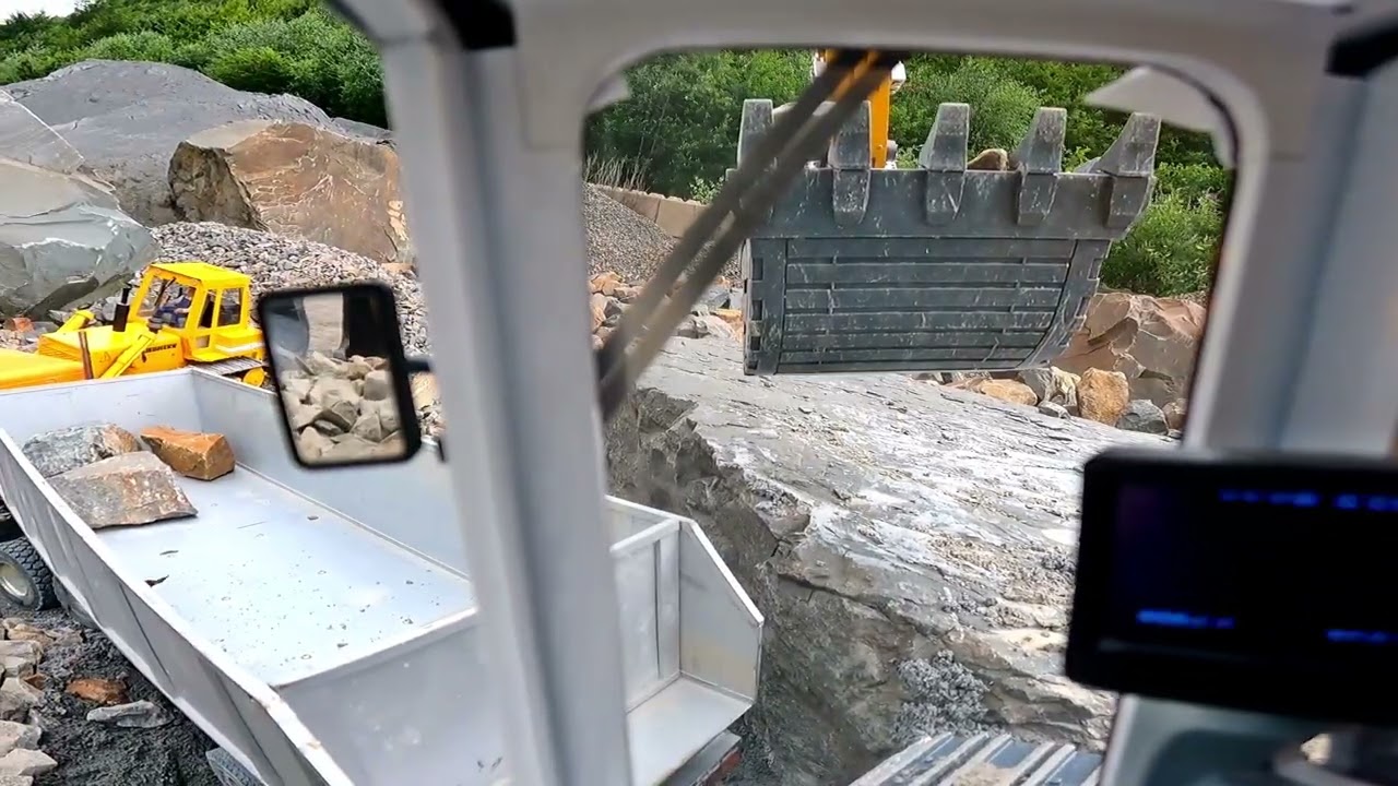 Heavy RC Liebherr R970 at the Real Construction