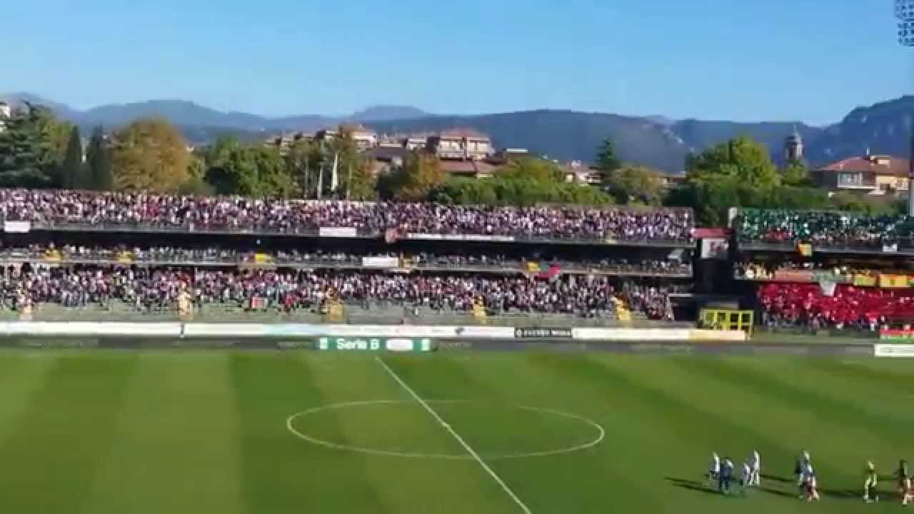 Lo spettacolo di Curva Nord e Curva Est al derby Ternana-Perugia