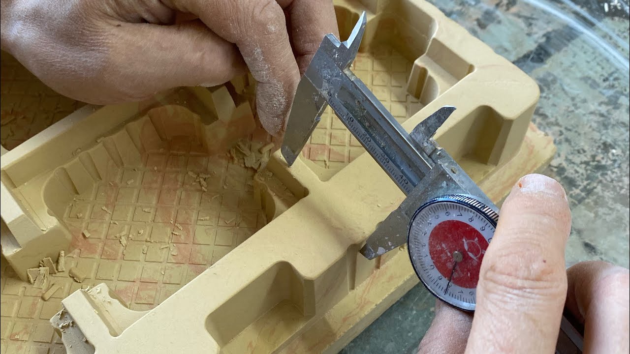 Vacuum thermoforming mass production process of plastic casing transport pallets for home appliances