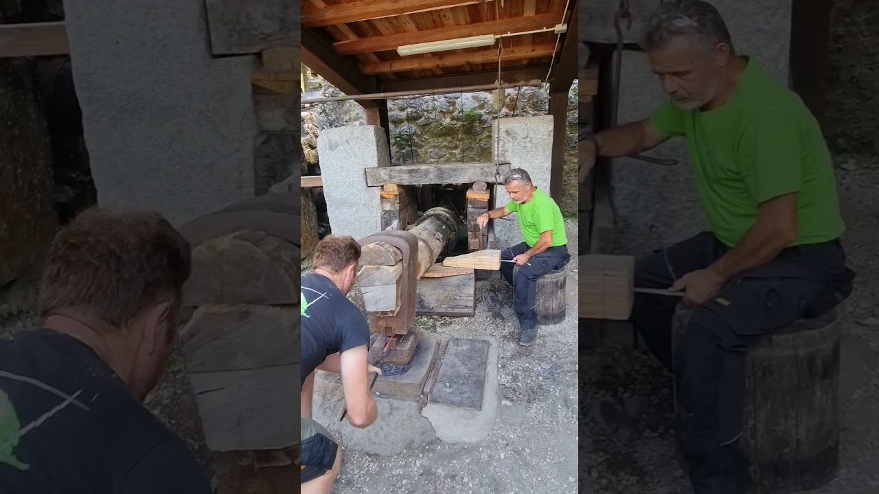 maglio azionato con caduta dell acqua tipo mulino ..spettacolare