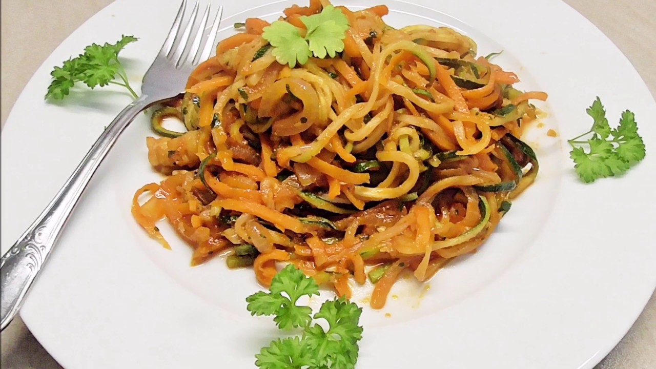 Gemüsespagetti aus Zucchini /Zoodles mit Karotten