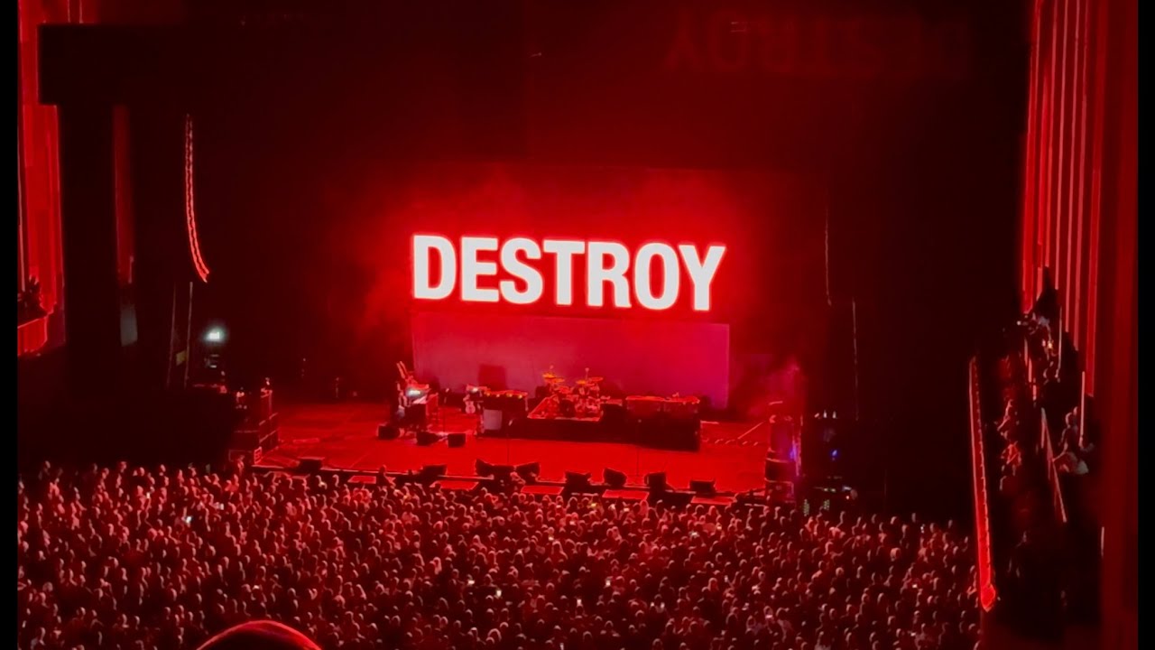 Manic Street Preachers - Critical Thinking (Remix) and Band Walk On @ Swansea Arena May 10th 2025