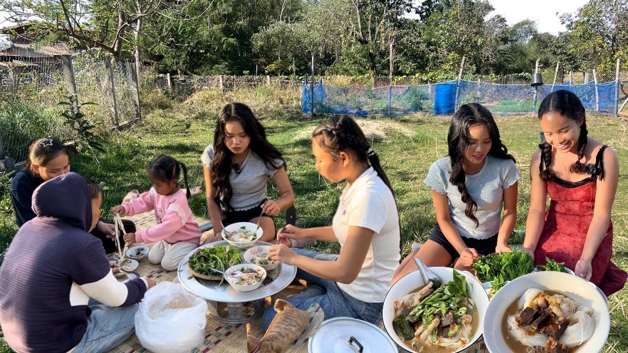 ເຮັດນ້ຳເຂົ້າປຸ້ນປານິນກິນແຊ່ບໆ🇱🇦ทำน้ำยาขนมจีนกิน รวมญาติพี่น้อง