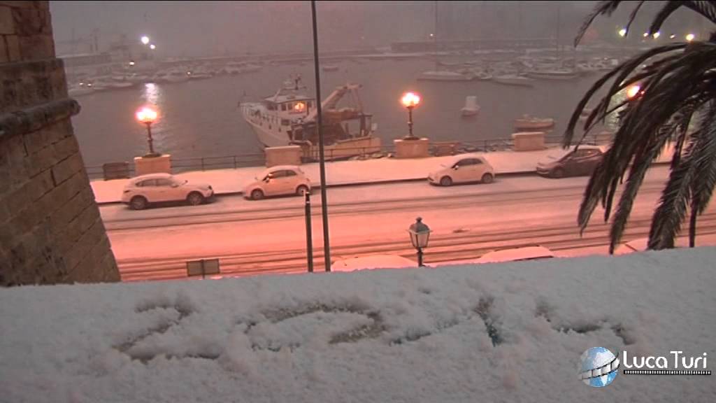 BARI RICOPERTA DI TANTA NEVE