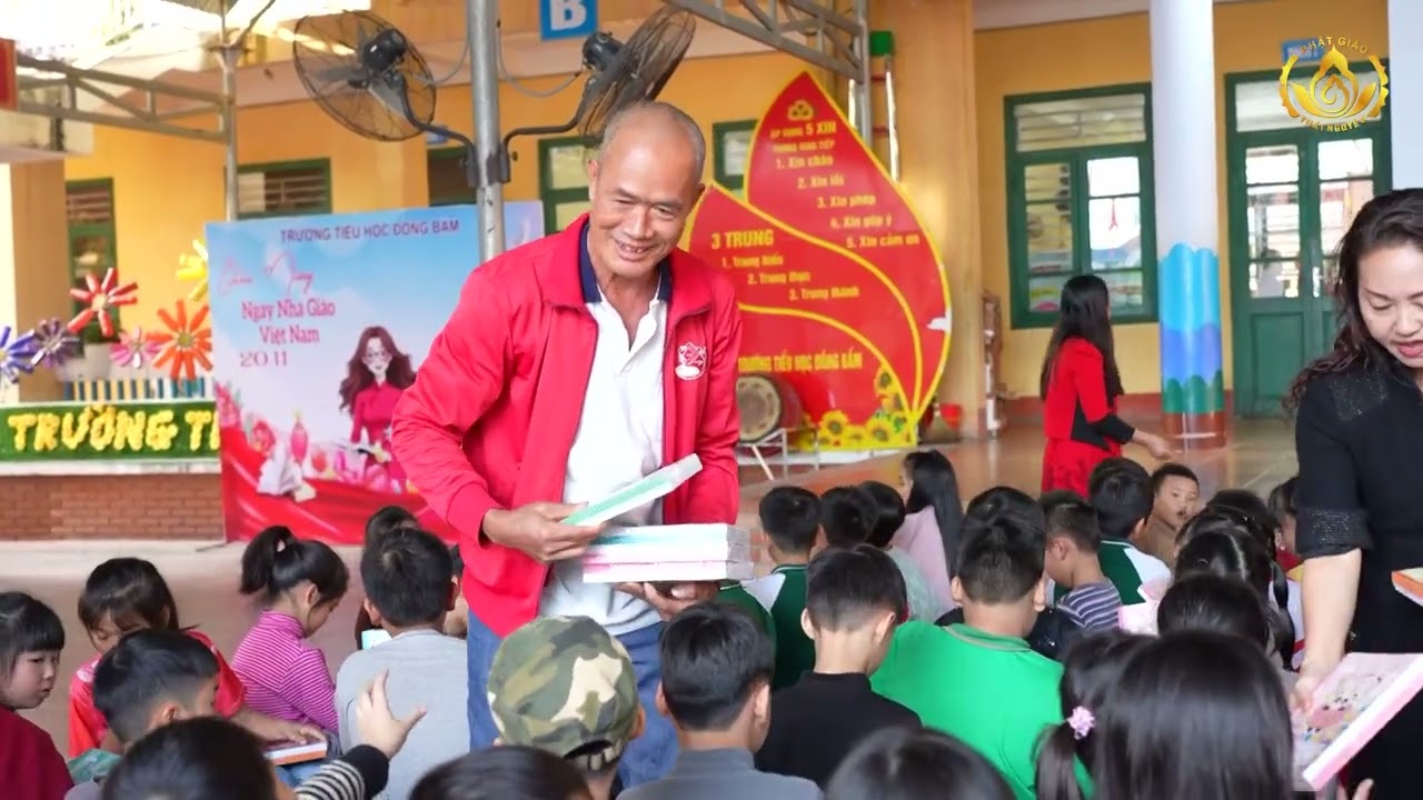 TRAO 4.420 CUỐN TẬP DÀNH TẶNG CHO 442 EM HỌC SINH TRƯỜNG TIỂU HỌC ĐỒNG BẨM
