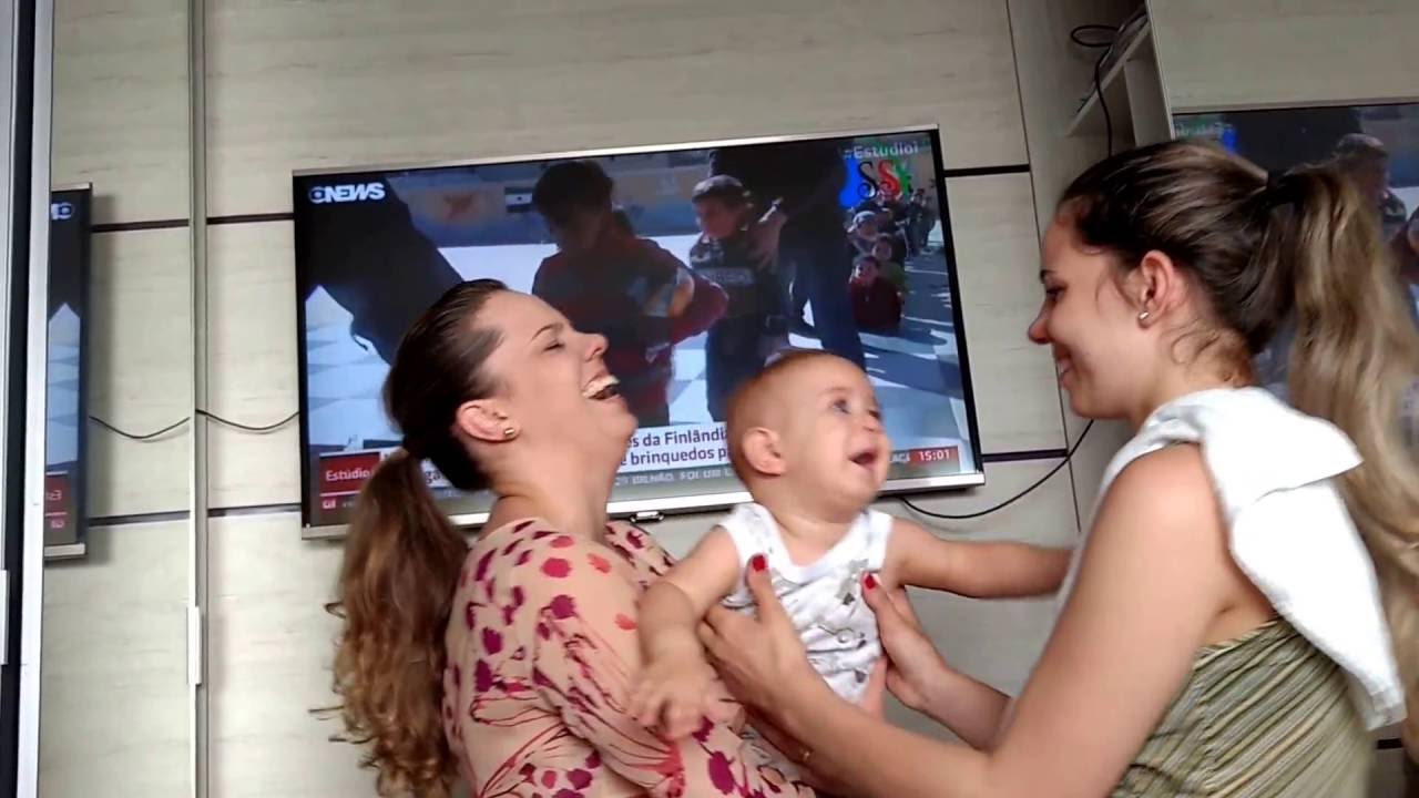 Bebê fica confuso quando vê mãe e tia gêmeas juntas