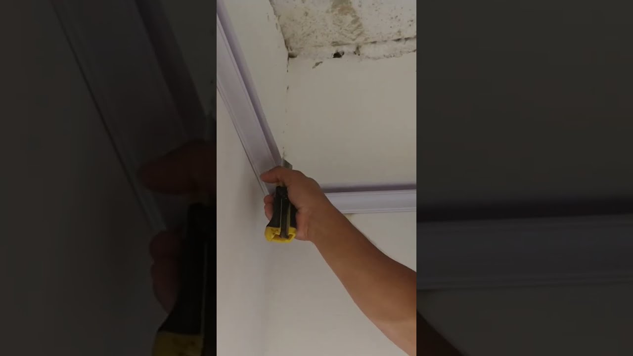 Colocando sanca de pvc / pvc ceiling installation - Forro PVC #shorts