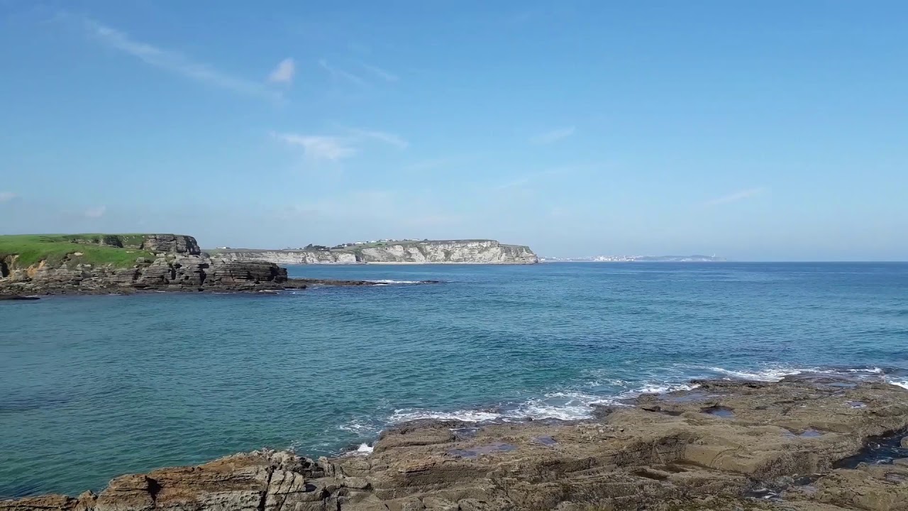Playa de Galizano y sus acantilados