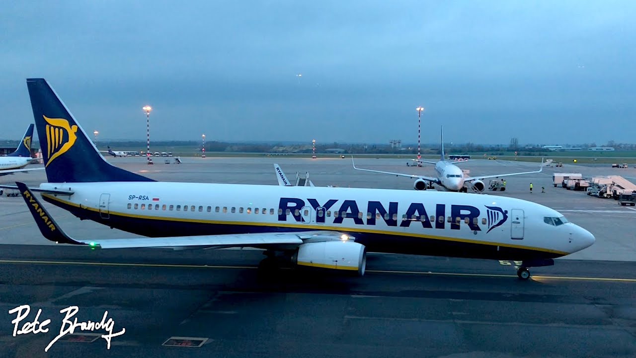 TRIP REPORT | Ryanair (Buzz) | Boeing 737-800 | Eindhoven - Prague | Old cabin