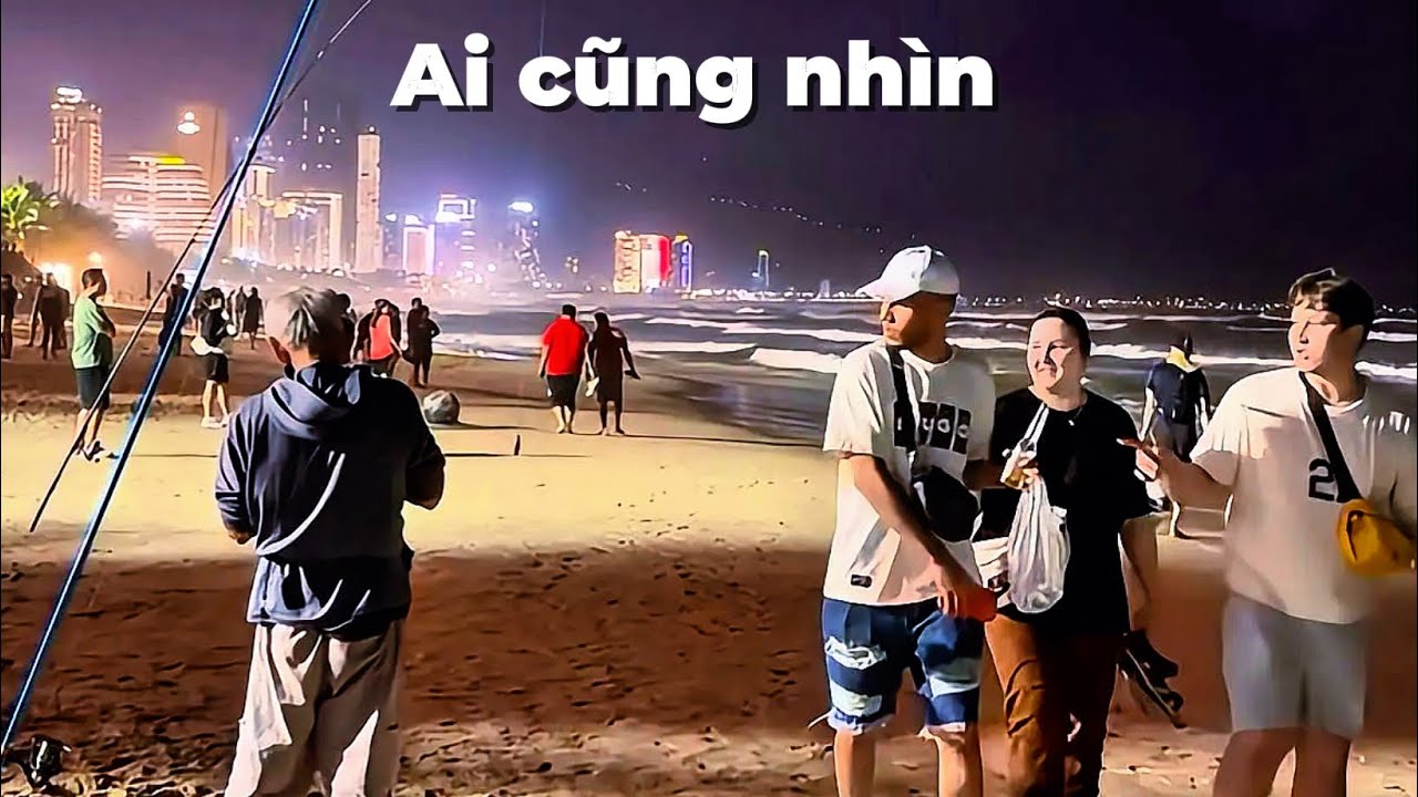 Dạo biển đêm, cảnh này khiến ai cũng phải nhìn