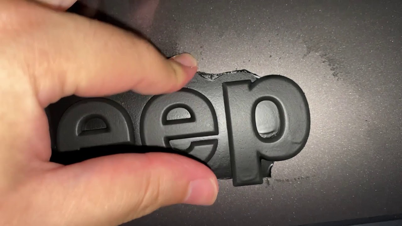 ENVELOPANDO OS EMBLEMAS DO CARRO