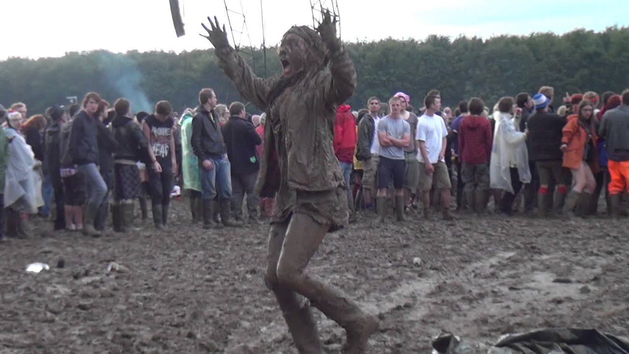 Mud Fights @ Leeds Festival 2011 During Offspring MUDFIGHTS IN HD!