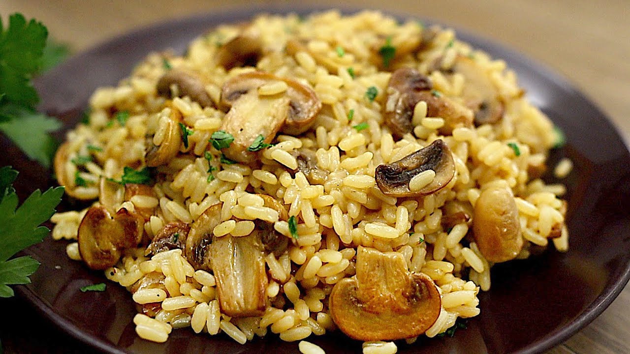 Reis mit Pilzen in einer Bratpfanne. Einfaches und leckeres Rezept!