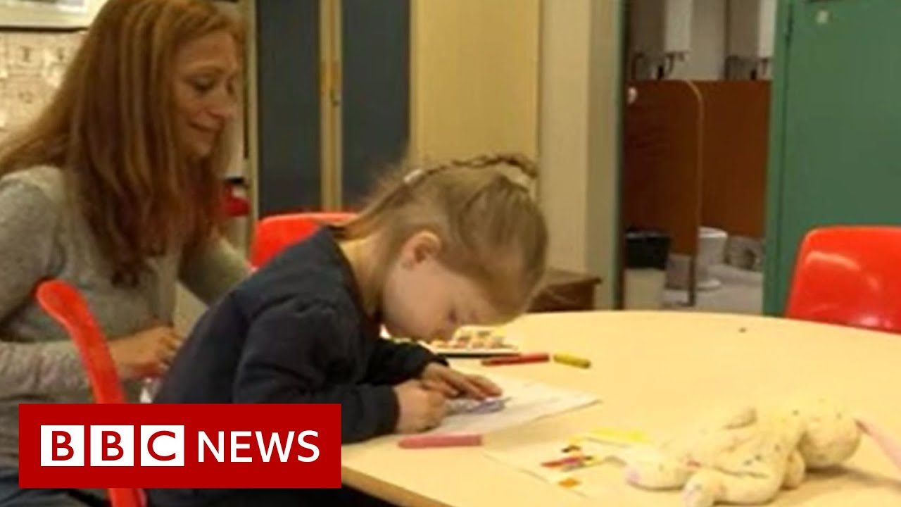 Ukrainian girl starts school in France after fleeing - BBC News