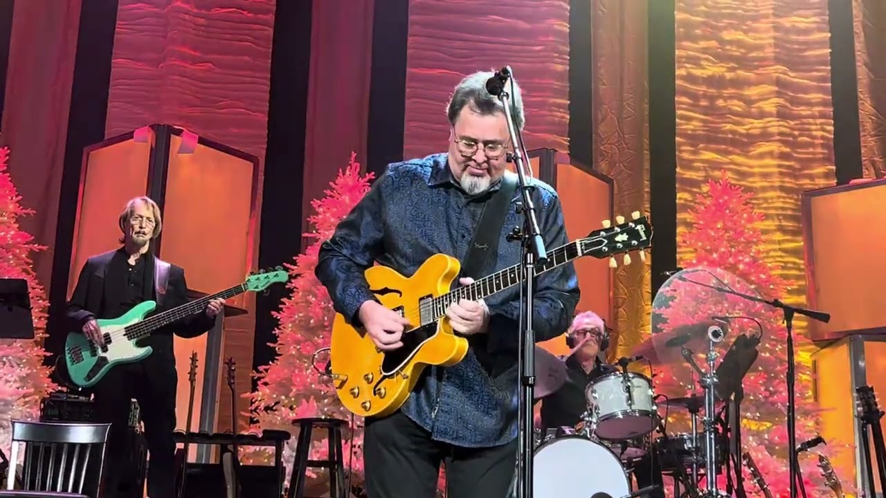 Vince Gill Guitar Solo - Christmas at the Ryman