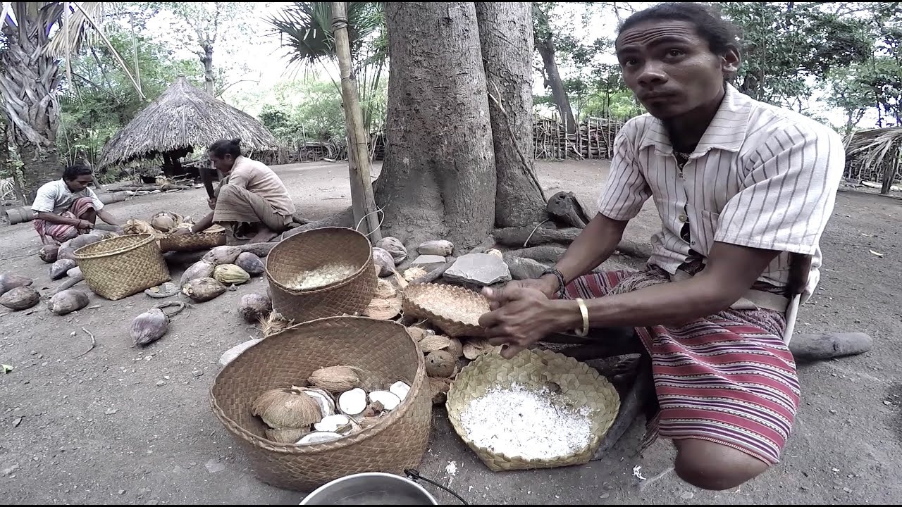Membuat Minyak Goreng dan Minyak Rambut ala Boti
