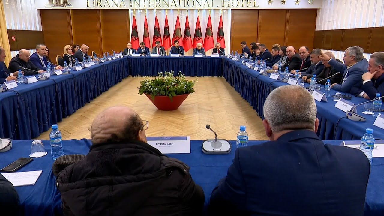 E PLOTE/Topi, Zogaj e Ngjela në tryezë me Bashën,