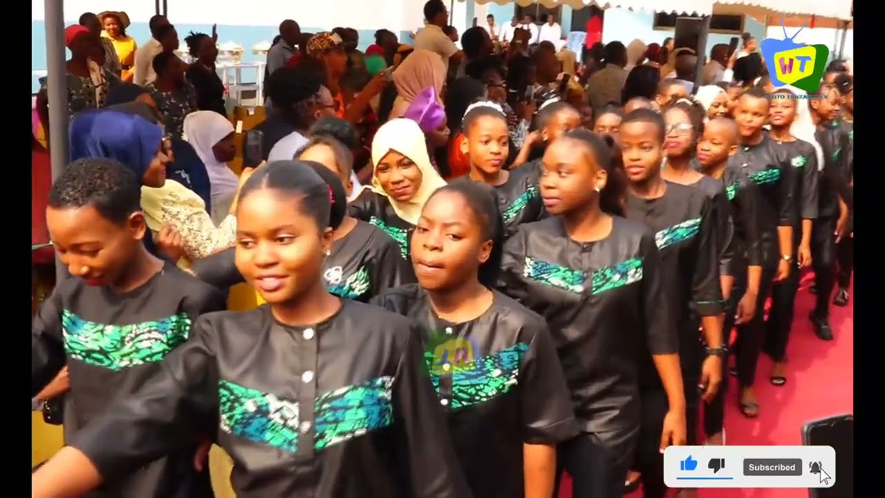 WATAZAME WANAFUNZI WA DARASA LA  SABA WAKIINGIA UKUMBINI KATIKA MAHAFALI YAO UTAPENDA.