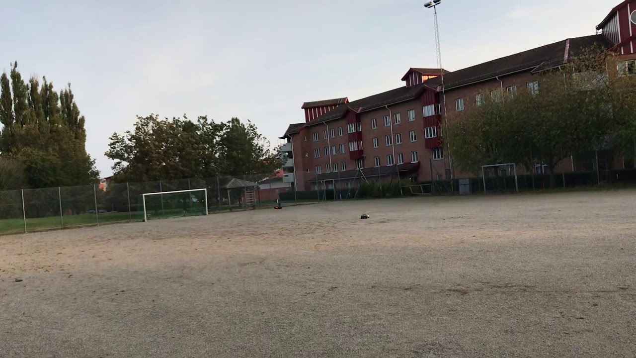 Traxxas udr vs slash 4x4 race!