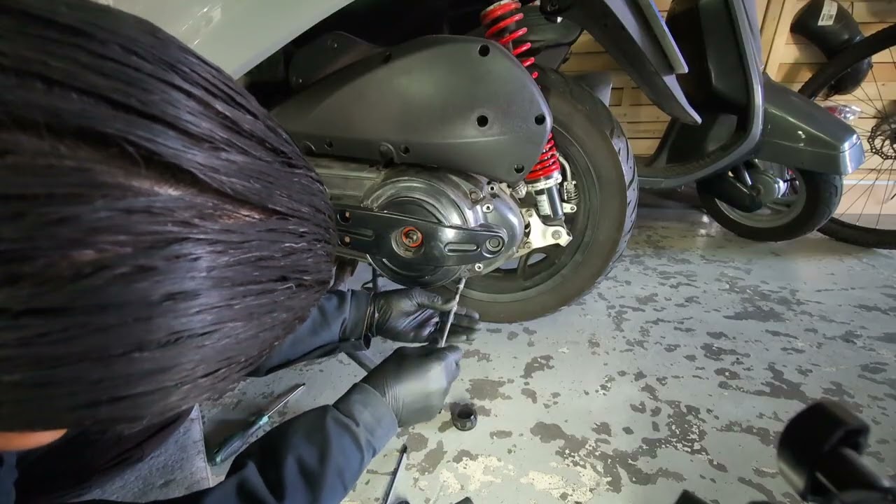 Piaggio MP3 500 hpe changement  de courroie avec galets