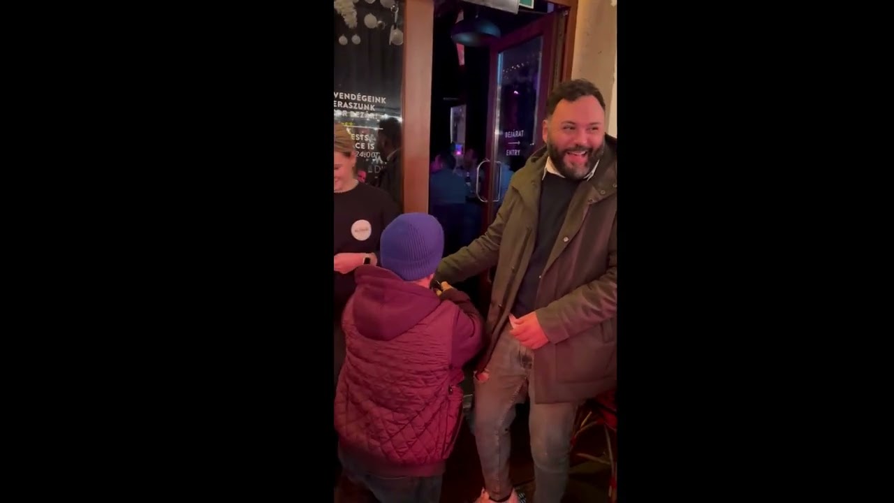 Addio al celibato con nano ammanettato a Budapest -  Dwarf handcuff prank Budapest -nano noleggio :)