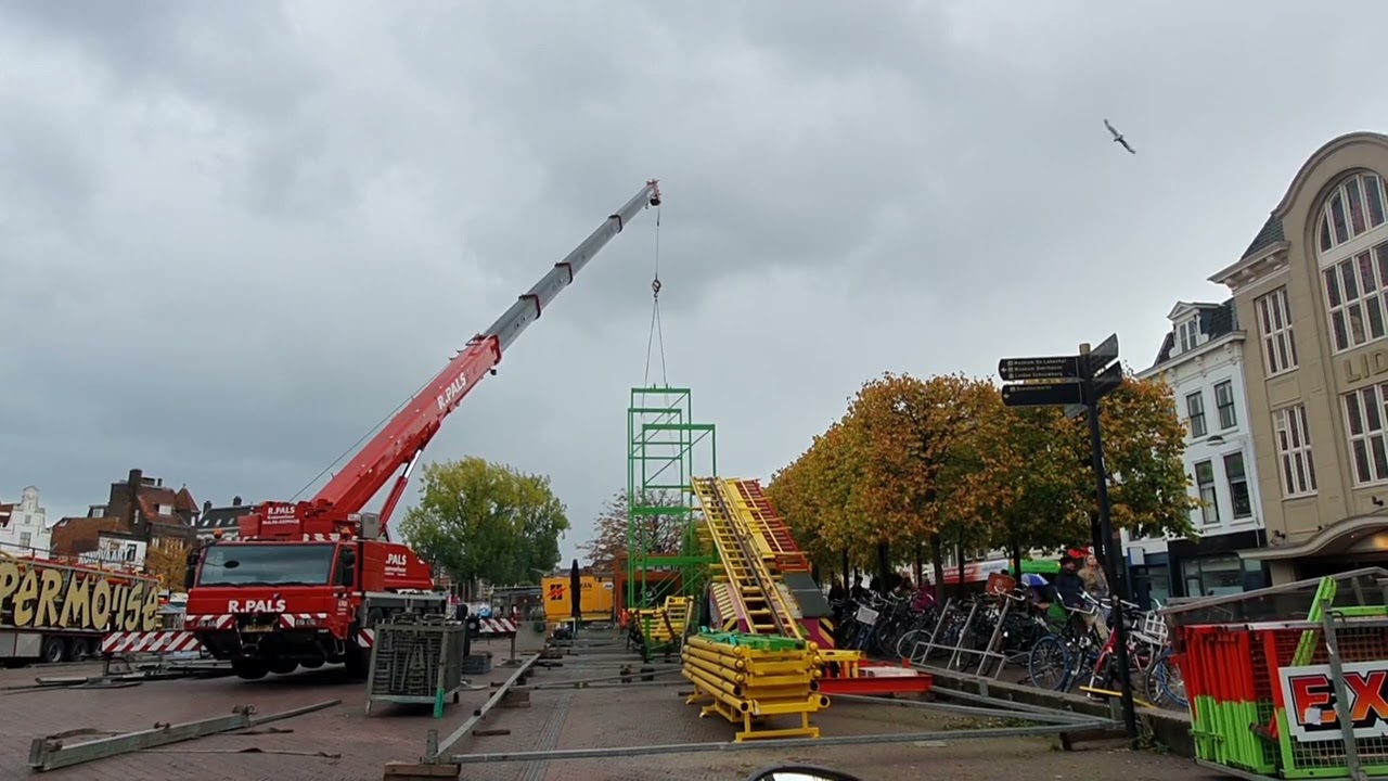 DEEL 2 KERMIS 2022 OPBOUW DE 🎢🎢 achtbaan bij de beestenmarkt in LEIDEN