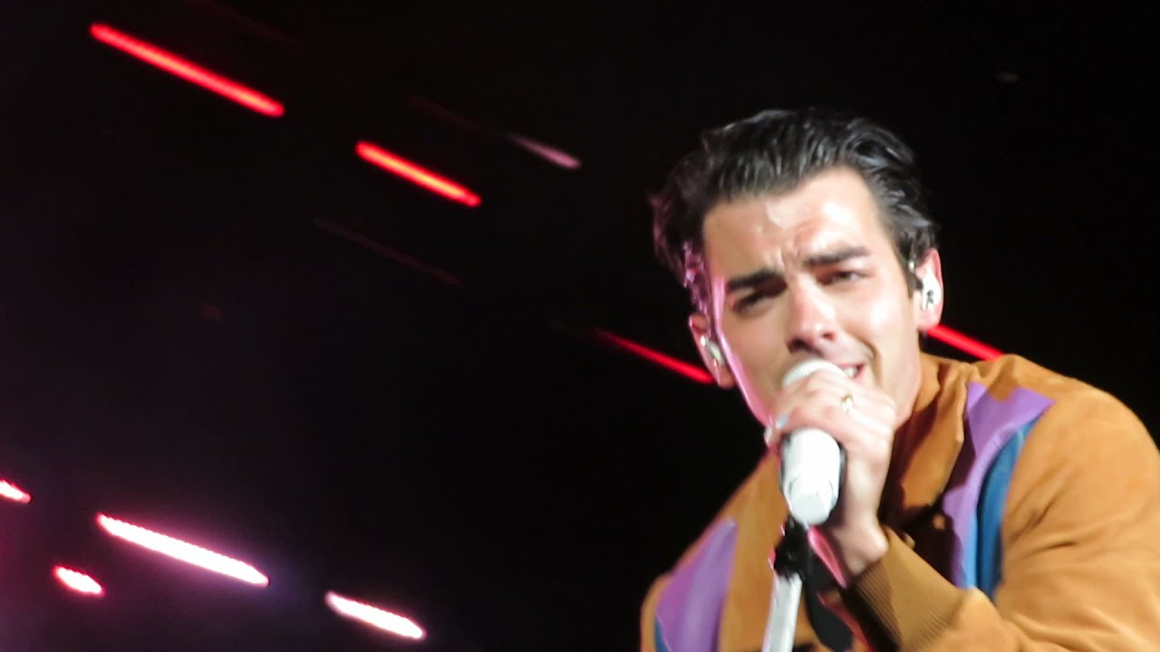Jonas Brothers - What a Man Gotta Do (Live)