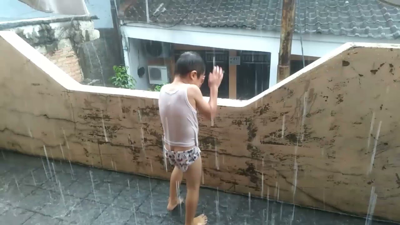 LUAR BIASA...ANAK INI BERANI MANDI HUJAN WALAUPUN BANYAK PETIR KILAT DAN GELUDUK