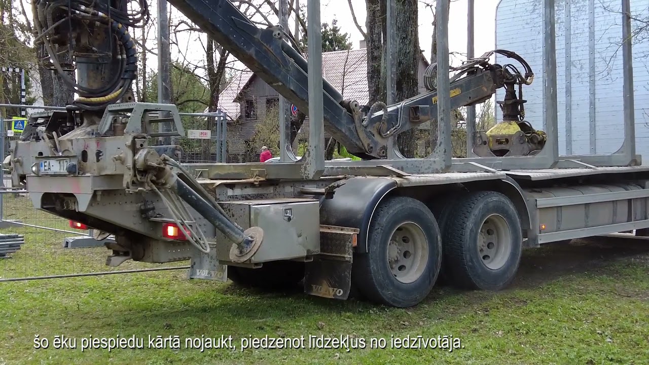 Ogrē nojauc bīstamu graustu Upes prospektā 8A