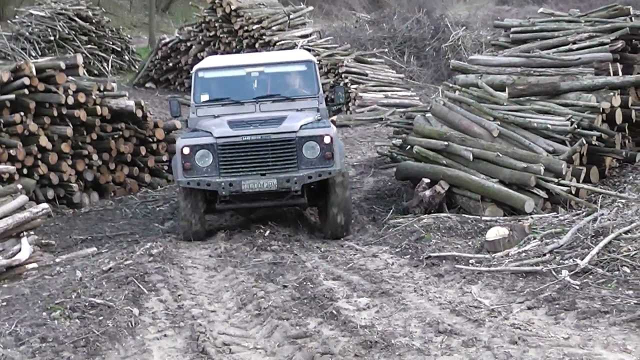 Defender 90 giretto nel fango