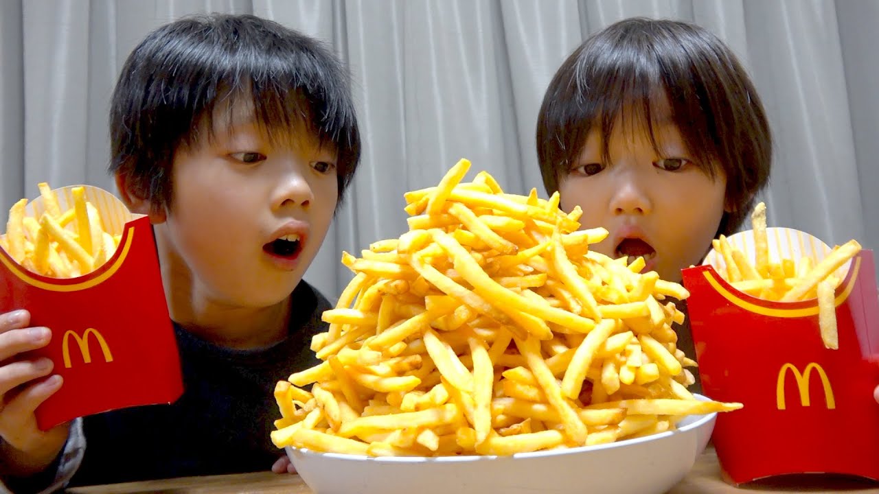 マクドナルドのポテト大食い中の会話がしりとりだったら小学生兄弟はいつ気づくのかドッキリ仕掛けてみた！本気で食べる