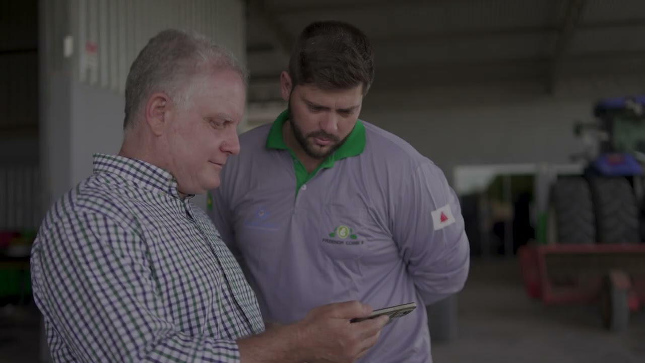 Pivô de irrigação abastecido com bombeamento de água movido a energia solar.