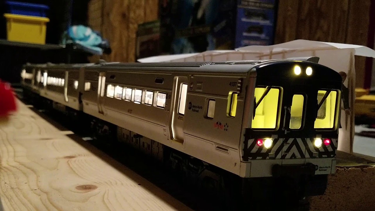 4k Running the Lionel lionchief metro north m7