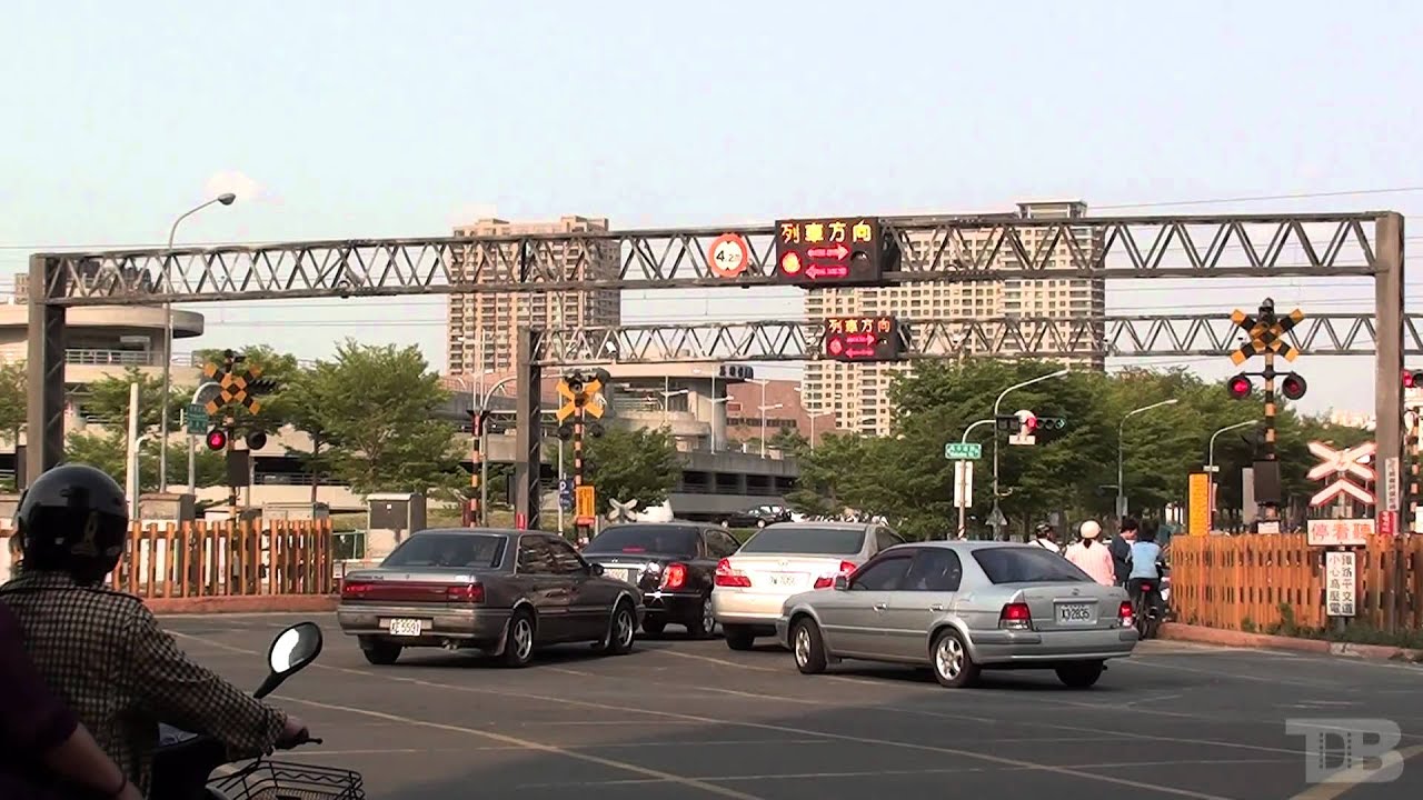 高雄市美術館路平交道（西側，鐵路地下化工程動工前）
