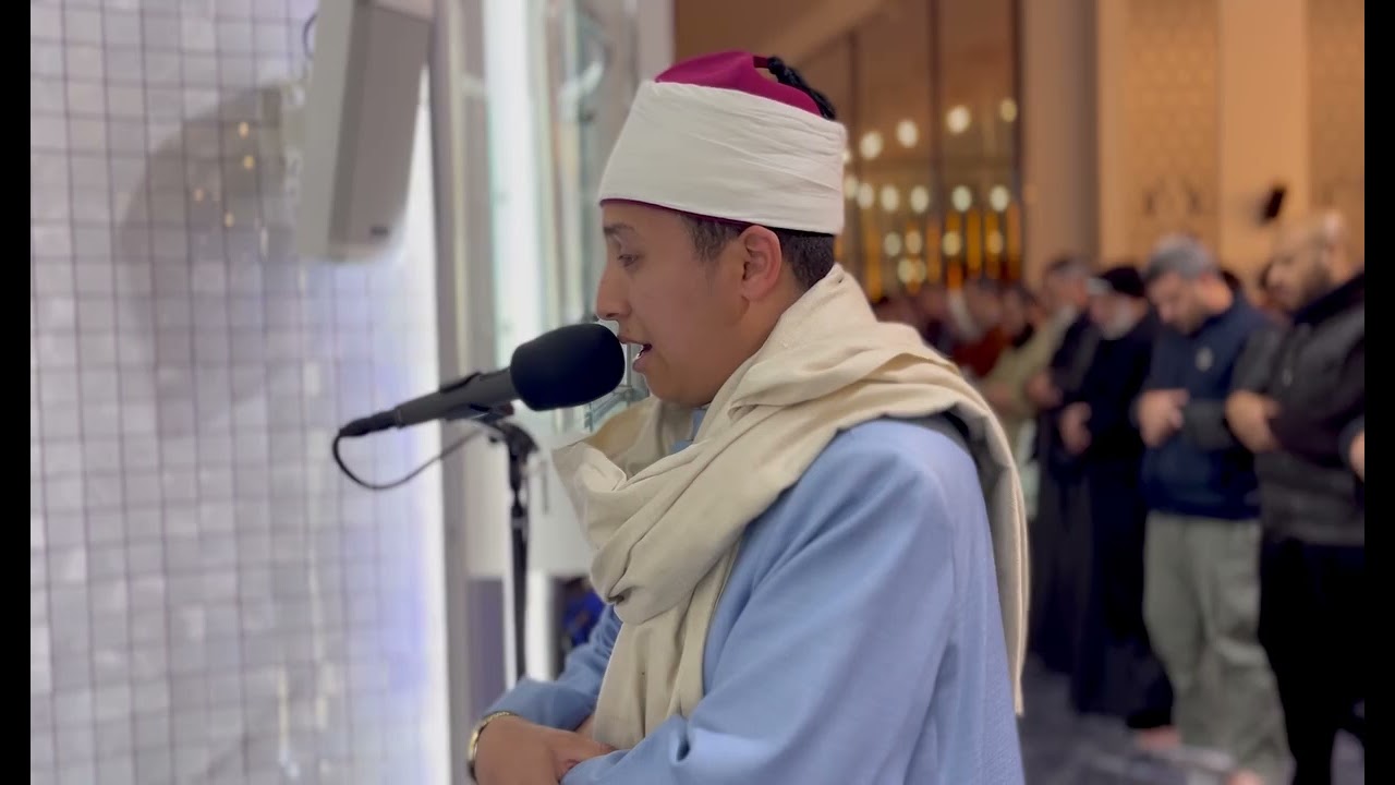 وسط أجواء روحانية، صاحب الصوت المميز فضيلة الشيخ أحمد خليفة يتلوا آياتٍ من سورة 