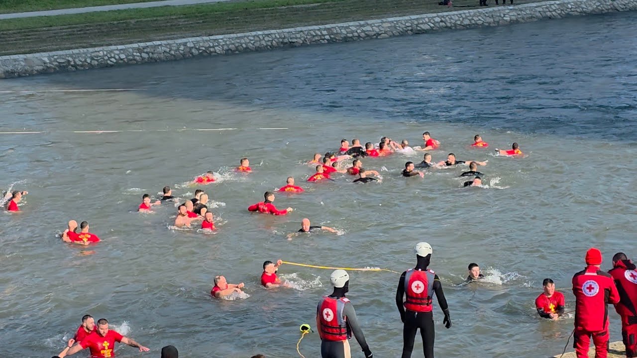 Buz Gibi Vardar Nehri’ne Atladılar! Üsküp’te 19 Ocak Ortodoks Ritüeli