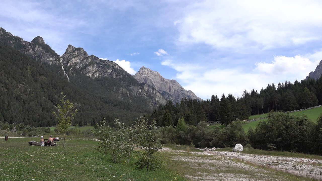 la Spiaggetta Ciamaor di san vigilio di marebbe in 4k ultra hd dolomiti