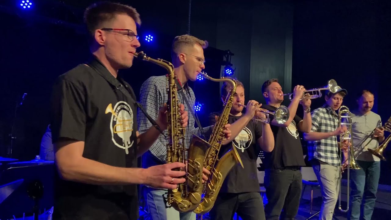 Andreas Eastman & Dizzy Boyz Brass Band in action! Watch out!
