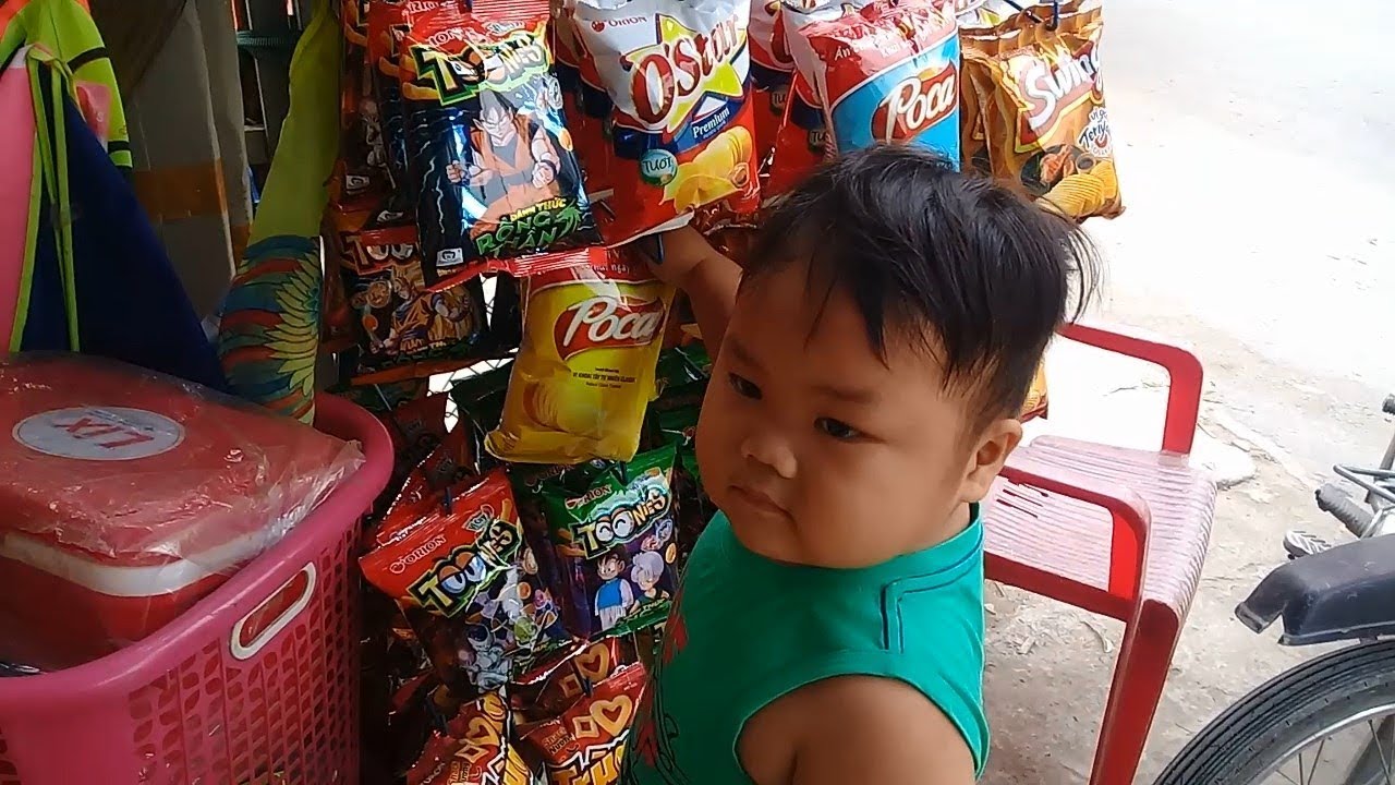 Đồ chơi trẻ em bé pin chạy xe điện đi mua bim bim❤ PinPin TV ❤ Baby toys car snack