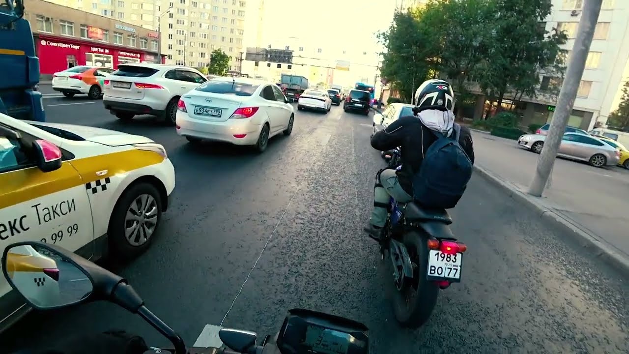 Мотоинструктор в городе с учеником