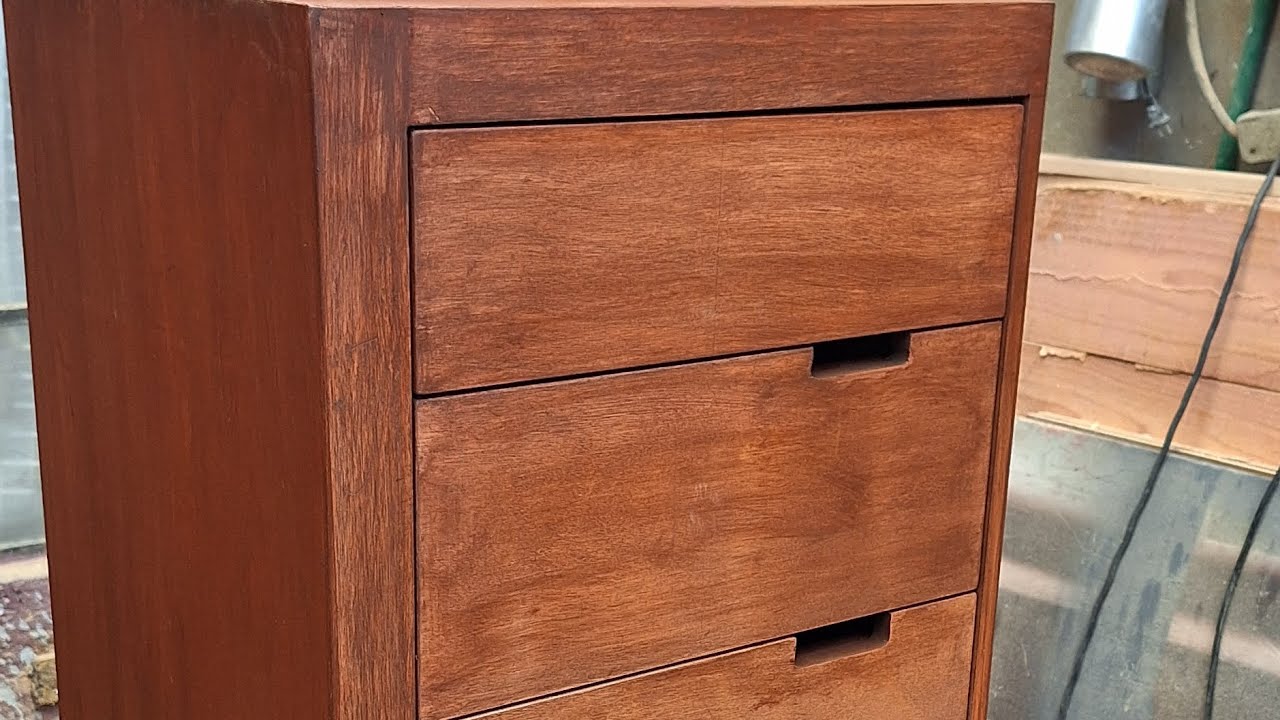 Buro minimalista con cajón secreto