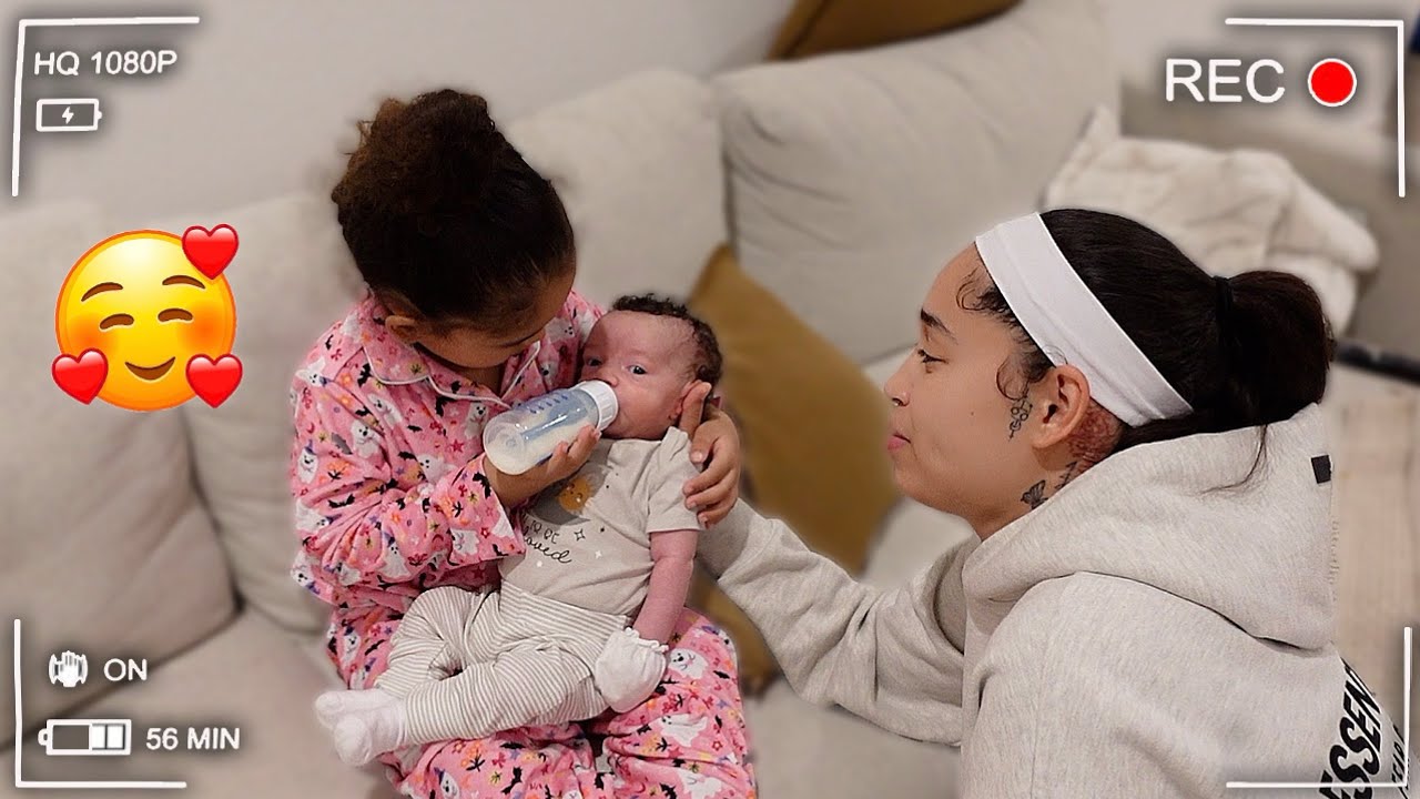 Нашей дочери с аутизмом наконец-то понравился её новый младший братик! 🥰