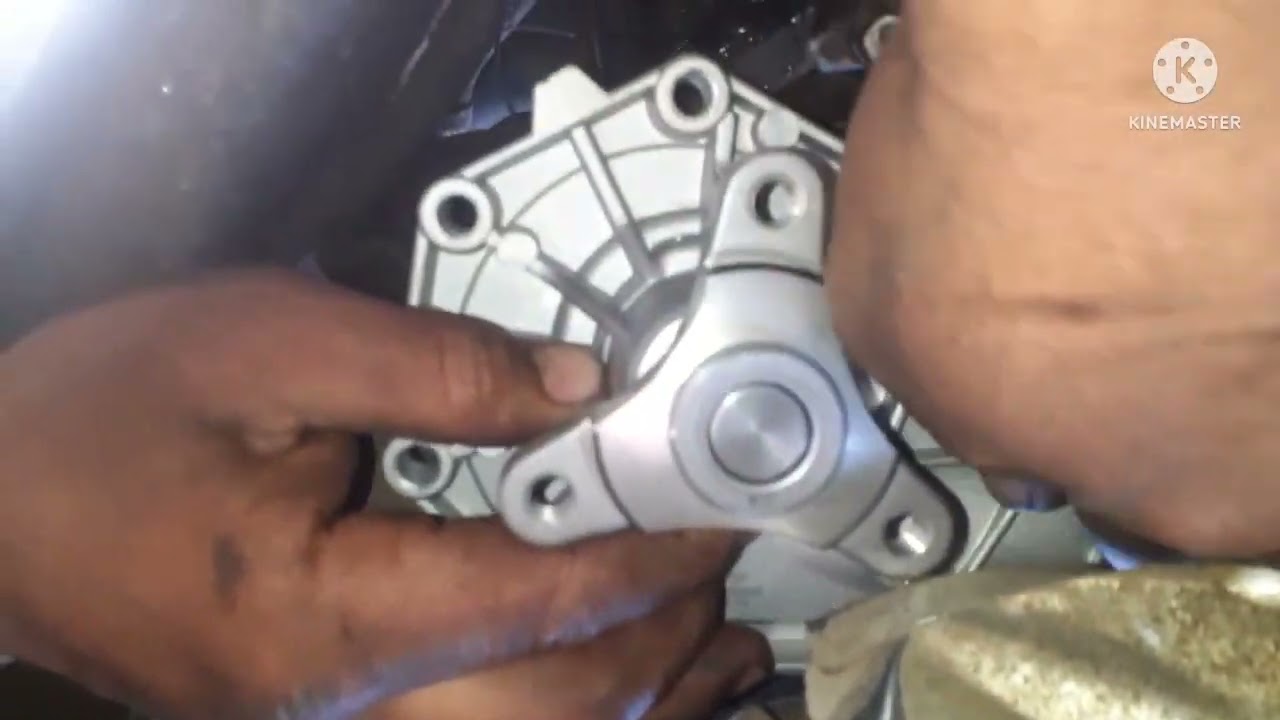 استبدال مضخة الماء القديمة ⚙️🔩 بأخرى جديدة لسيارة Renault 19