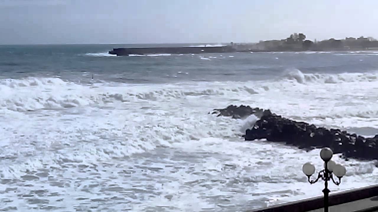 Forte mareggiata a Giardini Naxos