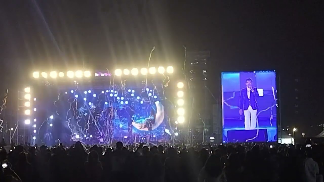 Fire crackers at Live in concert of Sonu Nigam at Lucknow.....
